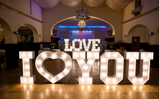 Unikatowy świecący napis  I 🤍 YOU