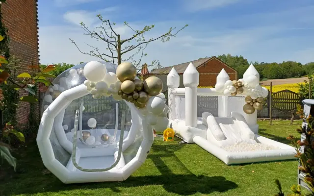 Białe dmuchańce zamek bańka bubble house