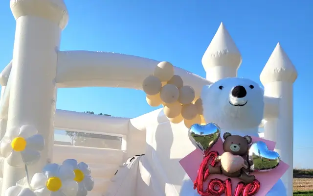 Biały dmuchany zamek